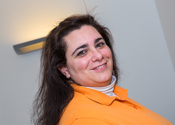 Leere Zahnarztpraxis mit modernem Stuhl und Ausstattung.