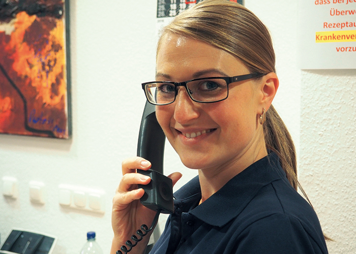 Leere Zahnarztpraxis mit modernem Stuhl und Ausstattung.